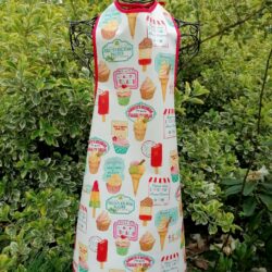 Le tablier handicapé adulte glaces lessivable est indispensable au quotidien pour les repas ou activités pour protéger les vêtements. Fabriqué en Bretagne dans le 56 !