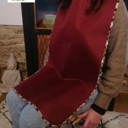 Le bavoir adulte imperméable bordeaux indispensable au quotidien pour de nombreuses personnes, en situation de handicap ou pas. Fabriqué en BRETAGNE