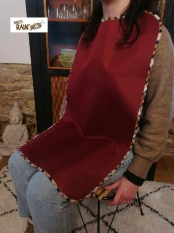 Le bavoir adulte imperméable bordeaux indispensable au quotidien pour de nombreuses personnes, en situation de handicap ou pas. Fabriqué en BRETAGNE