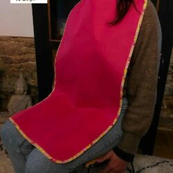 Le bavoir adulte imperméable fushia indispensable au quotidien pour de nombreuses personnes, en situation de handicap ou pas. Fabriqué en BRETAGNE