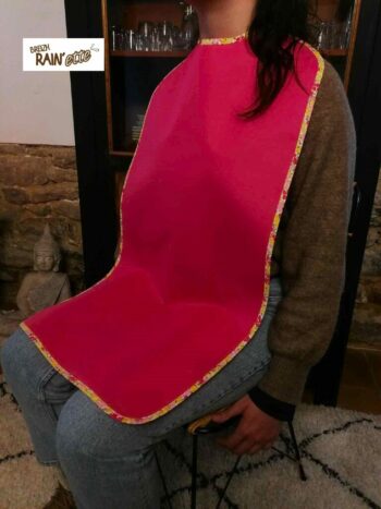 Le bavoir adulte imperméable fushia indispensable au quotidien pour de nombreuses personnes, en situation de handicap ou pas. Fabriqué en BRETAGNE