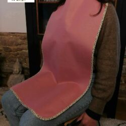 Le bavoir adulte imperméable rose indispensable au quotidien pour de nombreuses personnes, en situation de handicap ou pas. Fabriqué en BRETAGNE