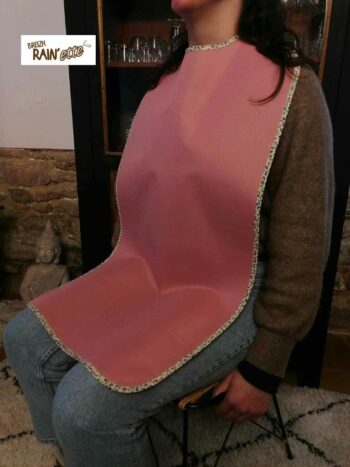 Le bavoir adulte imperméable rose indispensable au quotidien pour de nombreuses personnes, en situation de handicap ou pas. Fabriqué en BRETAGNE