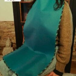 Le bavoir adulte imperméable turquoise carreaux indispensable au quotidien pour de nombreuses personnes, en situation de handicap ou pas. Fabriqué en BRETAGNE