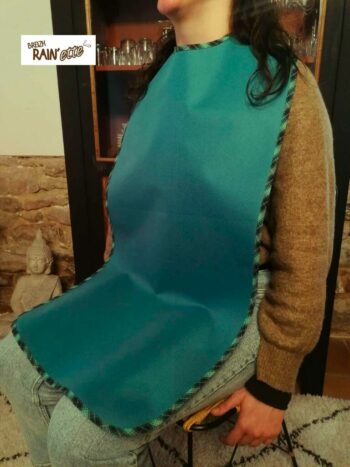 Le bavoir adulte imperméable turquoise carreaux indispensable au quotidien pour de nombreuses personnes, en situation de handicap ou pas. Fabriqué en BRETAGNE