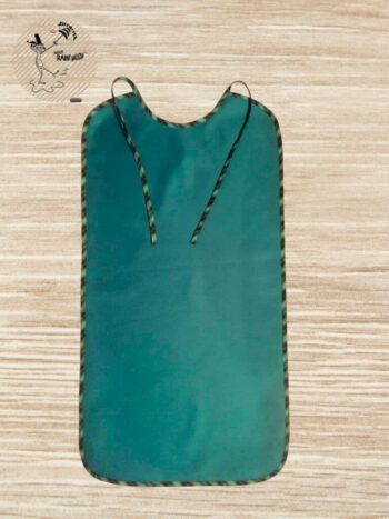 Le bavoir adulte imperméable turquoise carreaux indispensable au quotidien pour de nombreuses personnes, en situation de handicap ou pas. Fabriqué en BRETAGNE