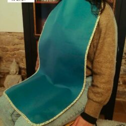 Le bavoir adulte imperméable turquoise fleurs indispensable au quotidien pour de nombreuses personnes, en situation de handicap ou pas. Fabriqué en BRETAGNE