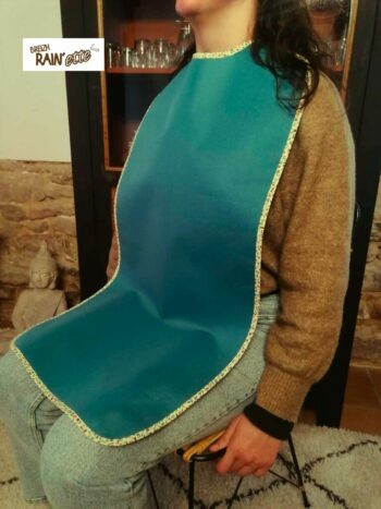 Le bavoir adulte imperméable turquoise fleurs indispensable au quotidien pour de nombreuses personnes, en situation de handicap ou pas. Fabriqué en BRETAGNE