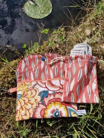 L'indispensable trousse hygiène intime nomade lors de vos déplacements à l'extérieur. Allie hygiène, réduction des déchets dans la nature et réduit l'achat de papier toilette.Fabriquée en Bretagne dans le 56!
