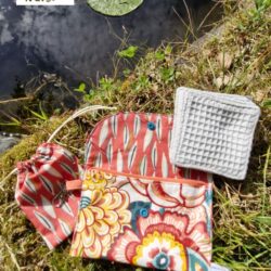 L'indispensable trousse hygiène intime nomade lors de vos déplacements à l'extérieur. Allie hygiène, réduction des déchets dans la nature et réduit l'achat de papier toilette.Fabriquée en Bretagne dans le 56!