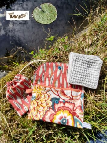 L'indispensable trousse hygiène intime nomade lors de vos déplacements à l'extérieur. Allie hygiène, réduction des déchets dans la nature et réduit l'achat de papier toilette.Fabriquée en Bretagne dans le 56!