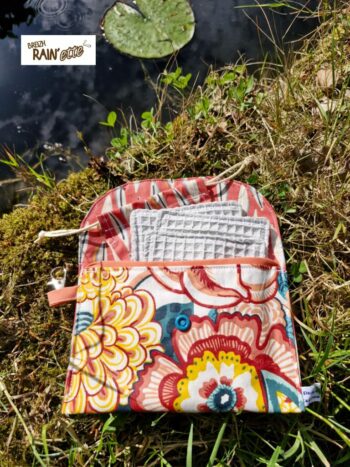 L'indispensable trousse hygiène intime nomade lors de vos déplacements à l'extérieur. Allie hygiène, réduction des déchets dans la nature et réduit l'achat de papier toilette.Fabriquée en Bretagne dans le 56!