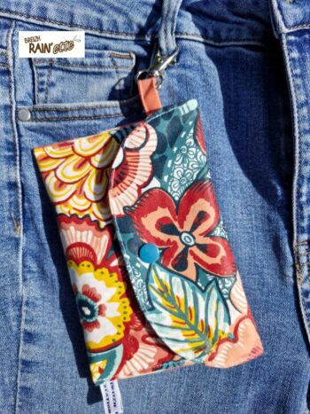 L'indispensable trousse hygiène intime nomade lors de vos déplacements à l'extérieur. Allie hygiène, réduction des déchets dans la nature et réduit l'achat de papier toilette.Fabriquée en Bretagne dans le 56!