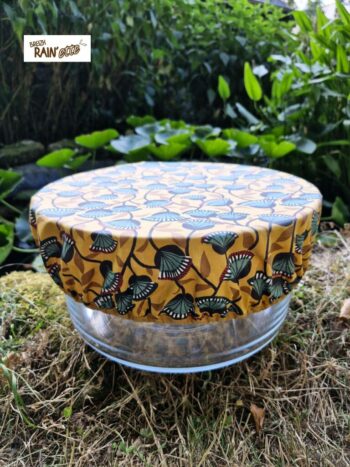 Votre billig ne prendra plus la poussière grâce à son indispensable housse de protection moutarde aux motifs fleurs de ginkgo .Fabriquée en Bretagne par BREIZH RAIN'ette dans le 56 !