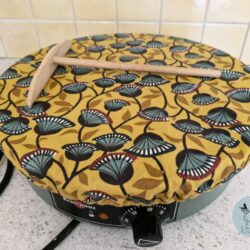 Votre billig ne prendra plus la poussière grâce à son indispensable housse de protection moutarde aux motifs fleurs de ginkgo .Fabriquée en Bretagne par BREIZH RAIN'ette dans le 56 !