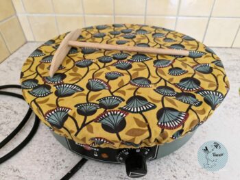 Votre billig ne prendra plus la poussière grâce à son indispensable housse de protection moutarde aux motifs fleurs de ginkgo .Fabriquée en Bretagne par BREIZH RAIN'ette dans le 56 !