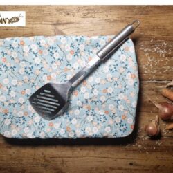 Le couvercle réutilisable rectangulaire turquoise est indispensable dans votre cuisine pour protéger vos aliments ! Il est produit en Bretagne dans le 56.