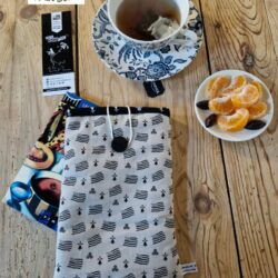 L'étui molletonné pour livre de poche, motif Breizh, pratique et esthétique pour protéger vos livres. Fabriqué en Bretagne dans le 56 par BREIZH RAIN'ette